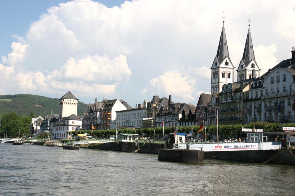 Tweepersoonskamer (1 tweepersoonsbed of 2 gescheiden bedden) met uitzicht op de rivier en een balkon